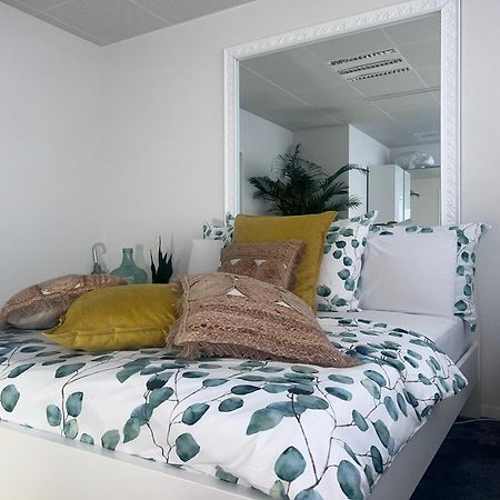 Business Sleeping Place Apartment โรลเลอ ภายนอก รูปภาพ